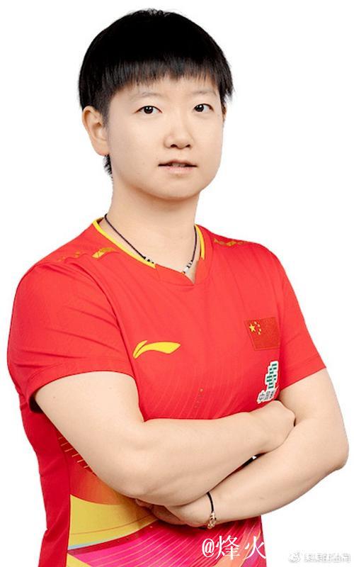 国乒全新公式照曝光：孙颖莎英姿飒爽甜美又可爱，梁靖崑变瘦明显