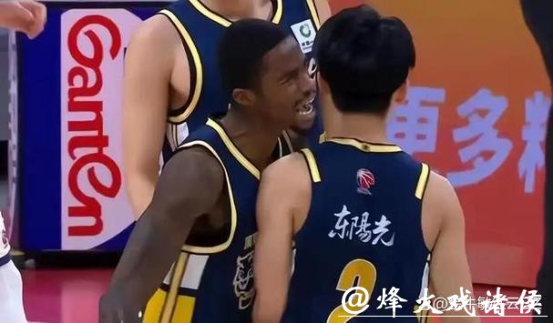 主场输给广东又怪谁,威金顿关键时刻连连送人头,广州难逃失利命运,球队配合也被拖累 主场输给广东又怪谁,威金顿关键时刻连连送人头,广州难逃失利命运,球队配合也被拖累